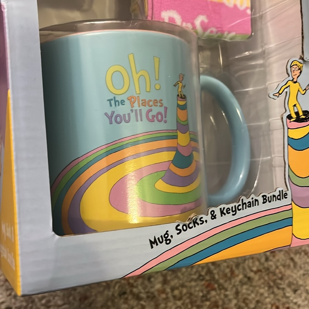 NEW Dr. Suess Oh The Places You’ll Go Mug, Socks and Keychain Boxed Set - Picture 4 of 9